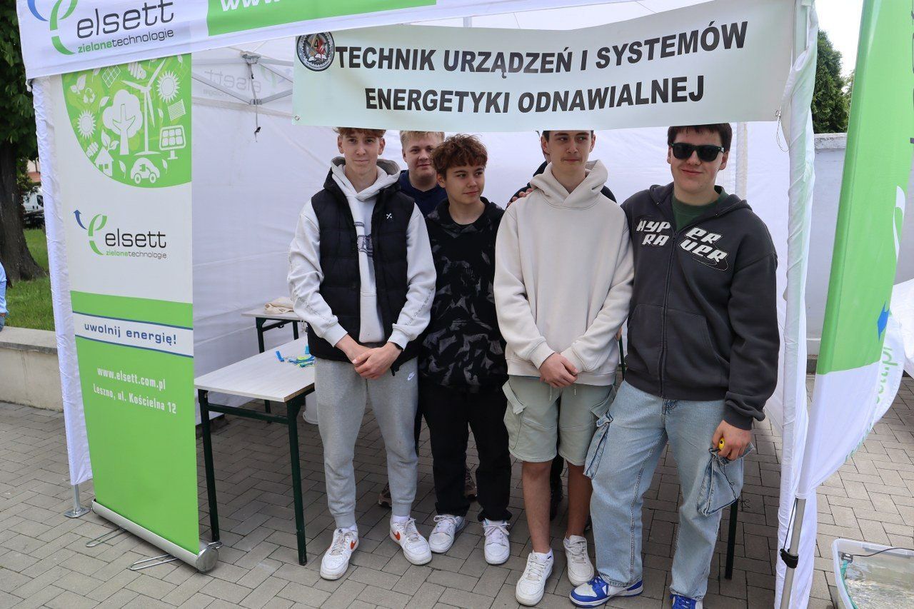Zespół Szkół nr 4 w Lesznie zorganizował Dzień Zawodowca. Z zaproszenia skorzystały tłumy uczniów szkół podstawowych