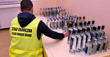 Nielegalny przemyt alkoholu i papierosów na granicy. Pogranicznicy zatrzymali 71-latka z Chełma