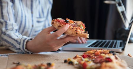 Dieta przy siedzącym trybie życia. Co jeść, gdy mało się ruszasz?