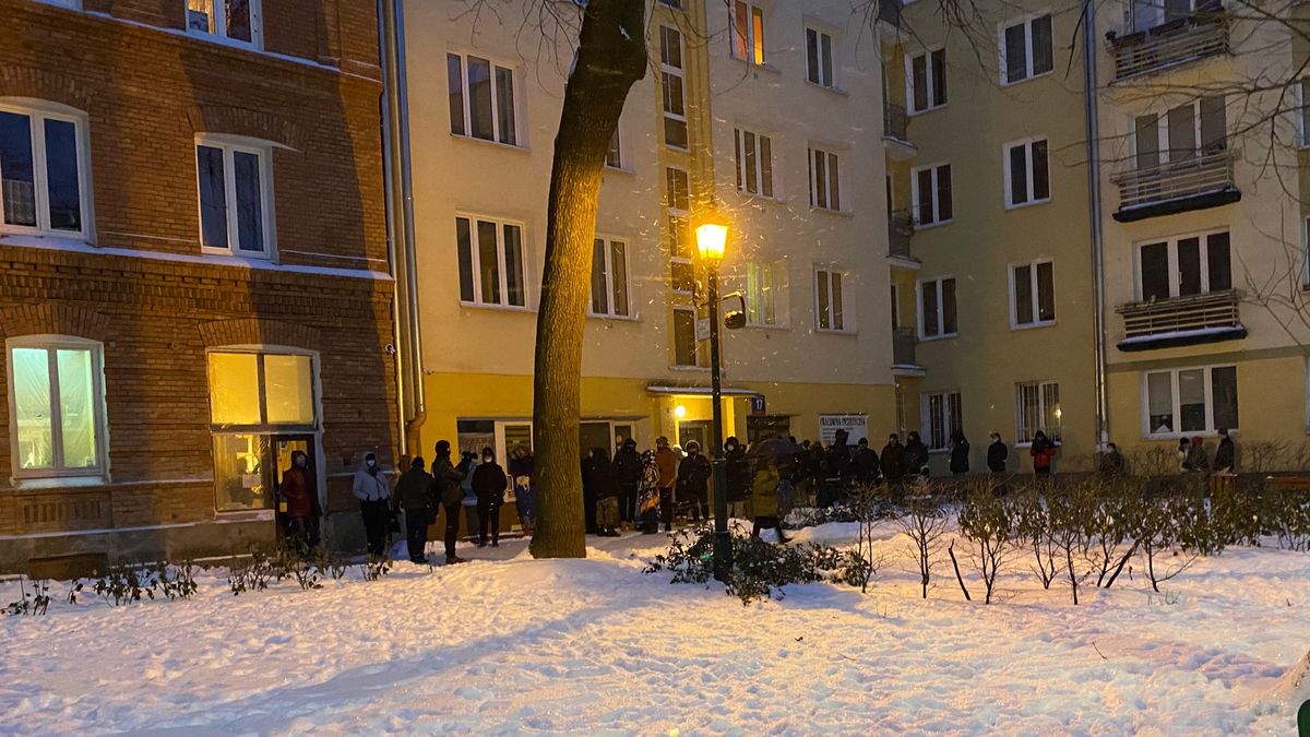 Warszawiacy ustawiają się w kolejce przed najstarszą w Warszawie pączkarnią "Zagoździński" jeszcze przed świtem. Zdjęcie wykonano dzisiaj ok. 6:30 