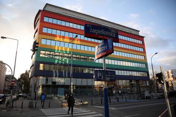 Budynek skarbówki obrzucony kamieniami. Policja szuka sprawcy