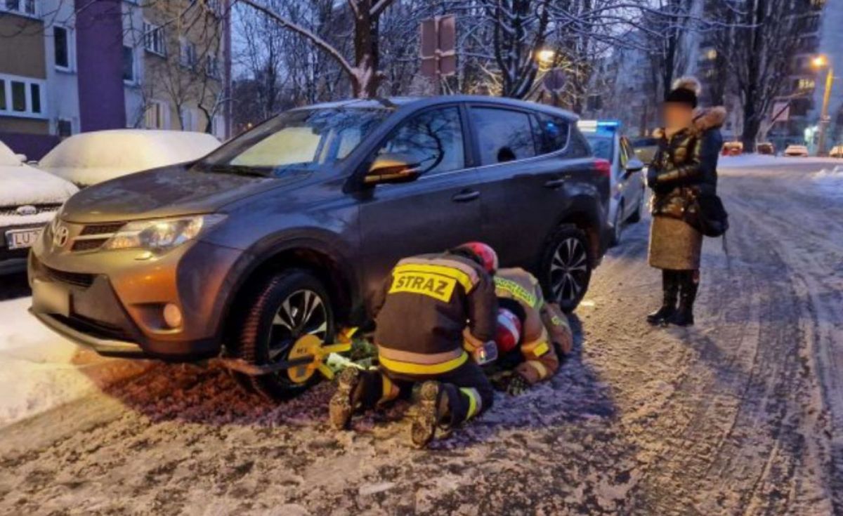 Kobieta nie zauważyła blokady na kole