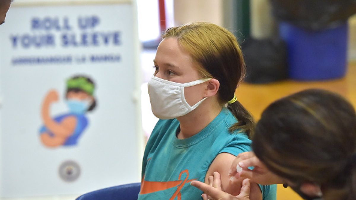 Nie wszystkim nastolatkom rodzice pozwalają zaszczepić się na COVID-19. Jak radzą sobie w takich sytuacjach?