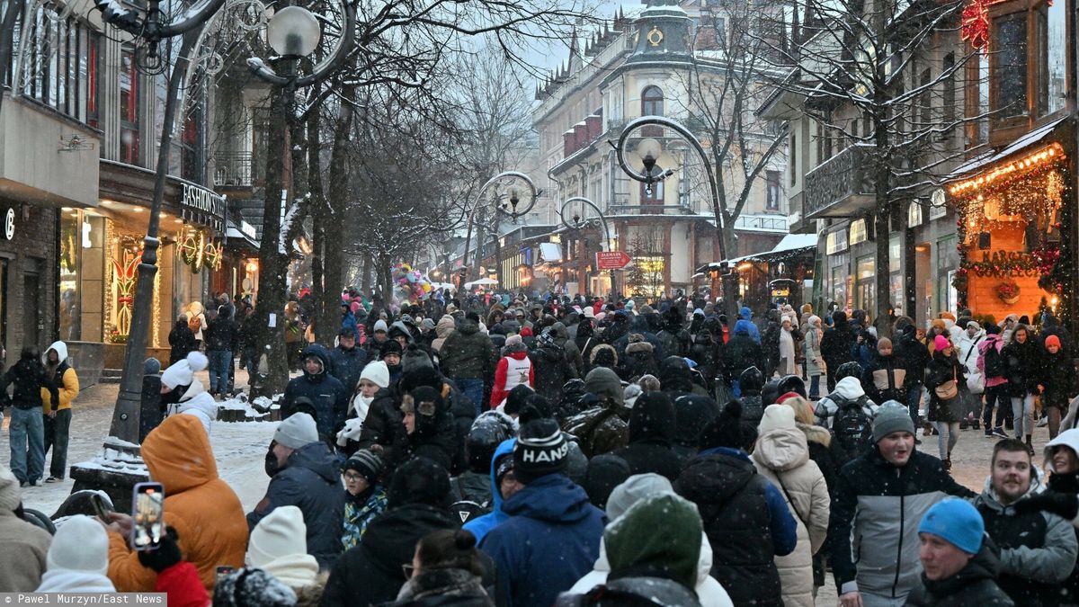 Tłumy na Krupówkach w Zakopanem - zdjęcie ilustracyjne