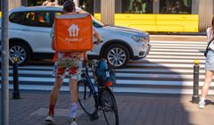 Pyszne.pl rozwiązuje umowy z kurierami. Przedstawiamy kluczowe fakty