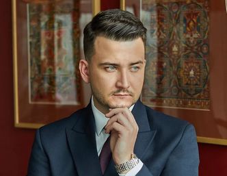 Ruszył proces Bartłomieja Misiewicza. Były rzecznik MON jest oskarżony o sprzedaż wódki bez zezwolenia