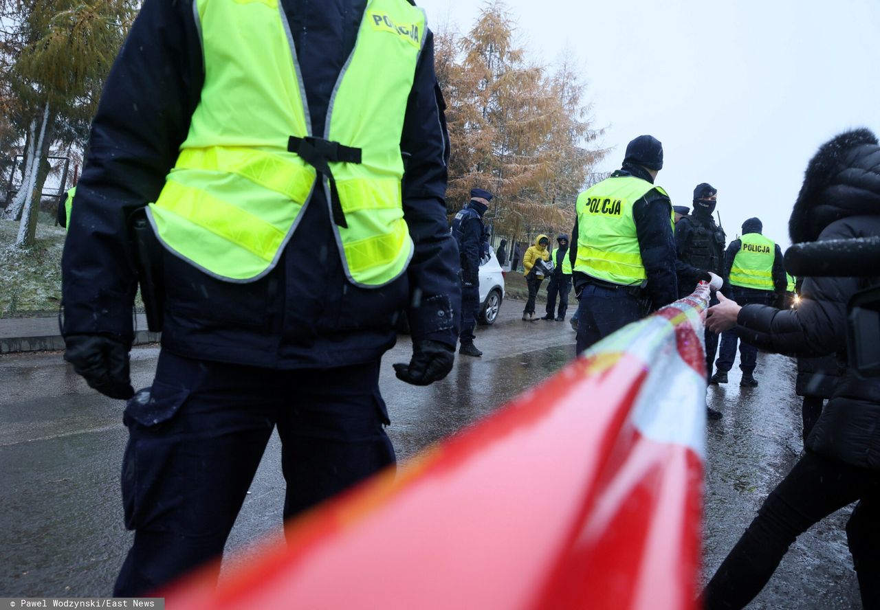 Policjanci zabezpieczający teren po eksplozji w Przewodowie