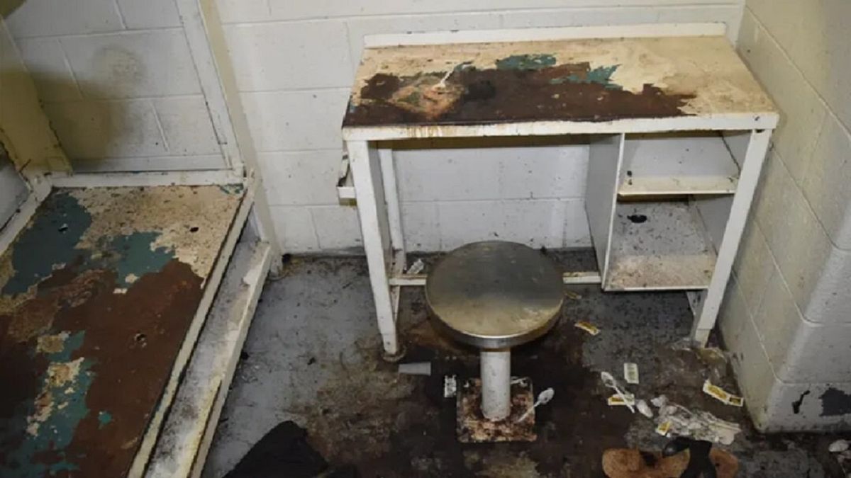 W takim brudzie skazany przebywał przez 3 miesiące