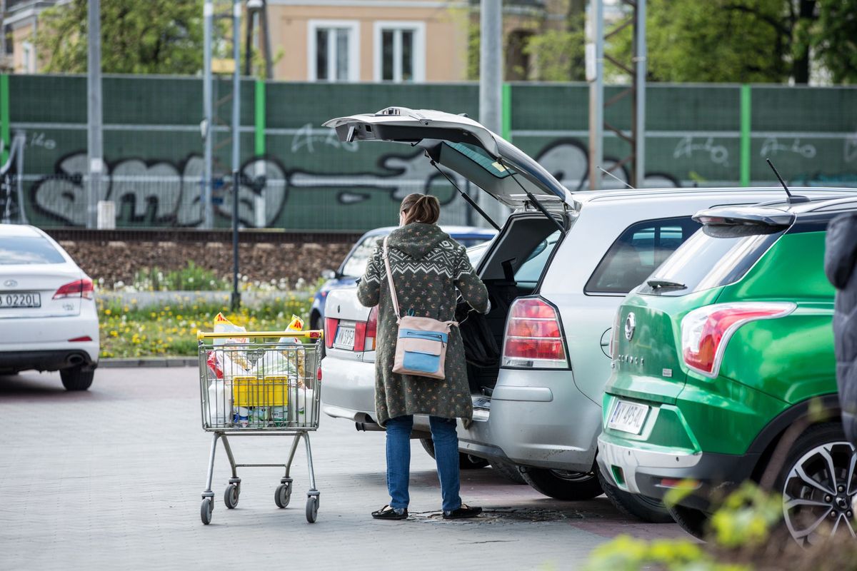 Biedronka sklep zakupy samochód