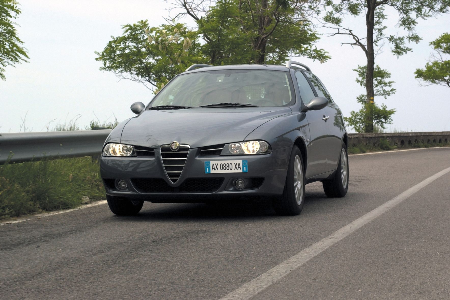Alfa 156 była wyposażona w kilka niezłych silników, ale 2.0 JTS jest na tyle fatalny, że kompletnie nie opłaca się kupować takiego auta.