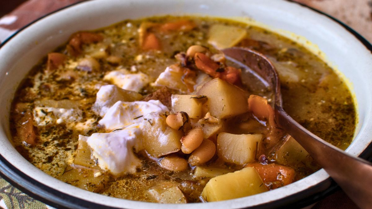 Słowacka fasolowa nie jest zabielana, ale możesz dodać śmietanę