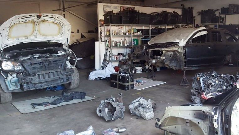 Śląskie. Policja w Siemianowicach Śląskich zlikwidowała "dziuplę", w której znajdowały się części ze skradzionych aut.