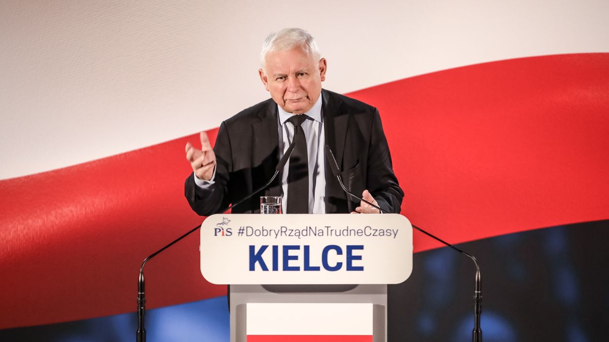 Kielce, 03.07.2022. Prezes PiS Jarosław Kaczyński podczas spotkania z mieszkańcami Kielc, 3 bm. (sko) PAP/Adam Kumorowicz