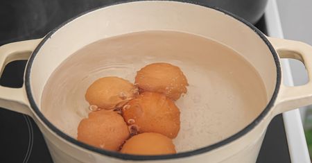 Dodaj kilka kropelek do gotujących się jajek. Skorupka zejdzie jednym ruchem