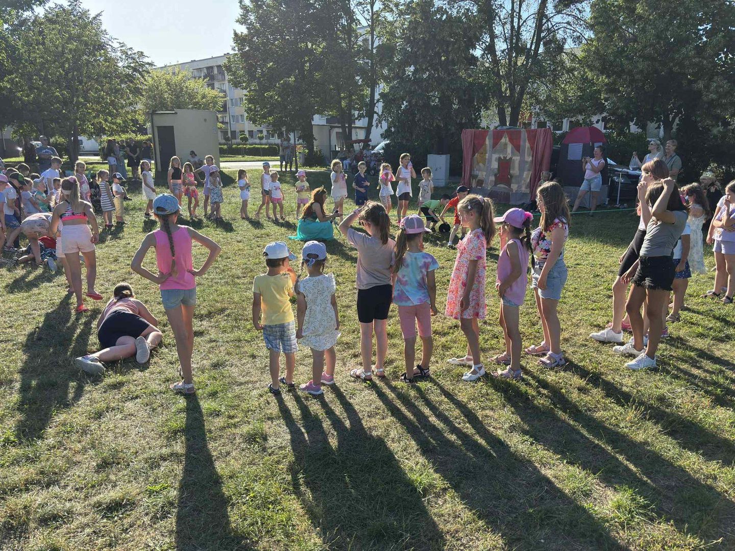 Bajkowe przedstawienie dla najmłodszych w piknikowym klimacie