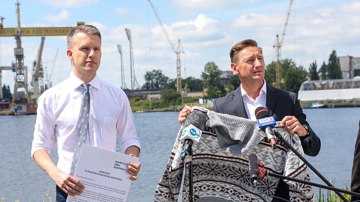 Poseł PO Arkadiusz Marchewka i marszałek Olgierd Geblewicz mają sweter dla Joachima Brudzińskiego. Nie wiadomo, czy go przyjmie