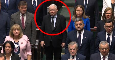 Prezes PiS zaskoczony na schodach sali plenarnej. Spóźnił się