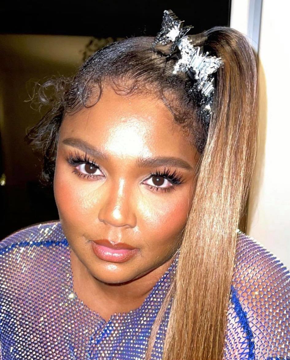 Lizzo szokuje w wyzywającej kreacji na urodzinach Cardi B