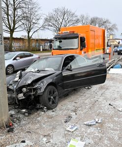 BMW zmiotło przystanek. Tyle z niego zostało