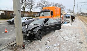 BMW zmiotło przystanek. Tyle z niego zostało