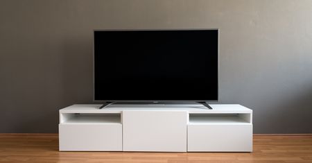 Na czym postawić telewizor? Przegląd gustownych szafek i stolików RTV
