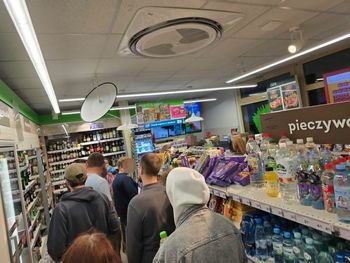 Stanął w kolejce w Żabce i spojrzał na zegarek. Nie mógł uwierzyć