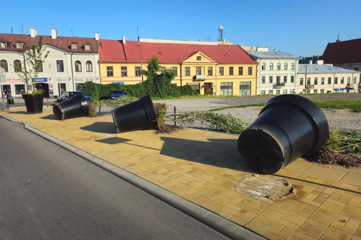 Przewrócone donice z drzewami na ul. Bajkowskiego w Lublinie