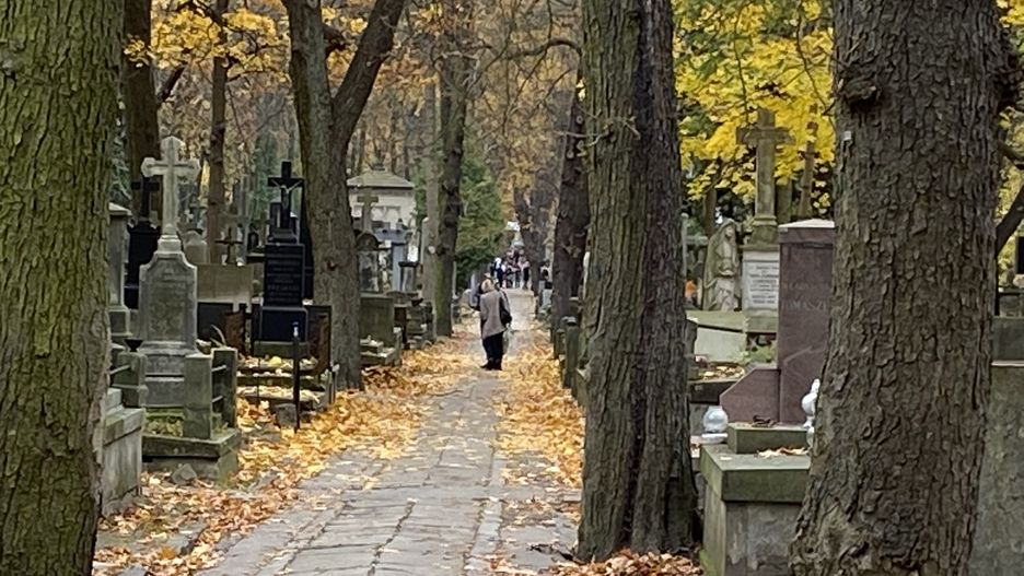 Wielu znanych warszawiaków spoczywa na Starych Powązkach. Wydaje się czasem, że pochówek na tej nekropolii graniczy z cudem, jednak czasem to kwestia zasług (Barbara Kwiatkowska)