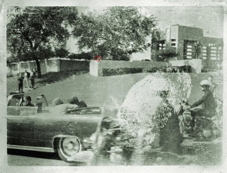 Zdjęcie Mary Moorman na którym widać rzekomego „Badge Mana” 