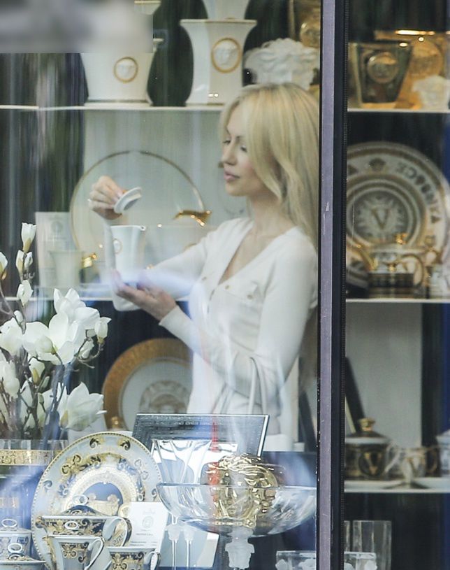 Magdalena Ogórek w sklepie z luksusową porcelaną