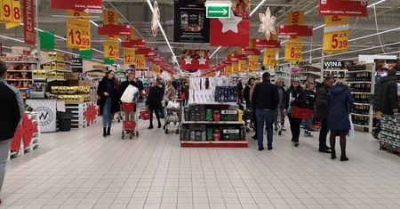 Od poniedziałku więcej osób w sklepach. Rząd zwiększa limit klientów