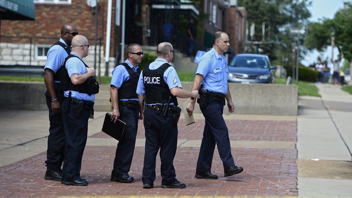 Protests continue over Michael Brown shooting
epa04360322 St. Louis police block off an area where a man was shot and killed by St. Louis Police after allegedly robbing a store and brandishing a knife on police, only a couple miles away from demonstrators protesting the shooting death of Michael Brown in Ferguson, Missouri, USA, 19 August 2014. Protestors take to the streets of Ferguson, Missouri for another day to voice their outcry over the police slaying of an unarmed black teenager in Ferguson, Missouri.  EPA/LARRY W. SMITH 
Dostawca: PAP/EPA.
LARRY W. SMITH