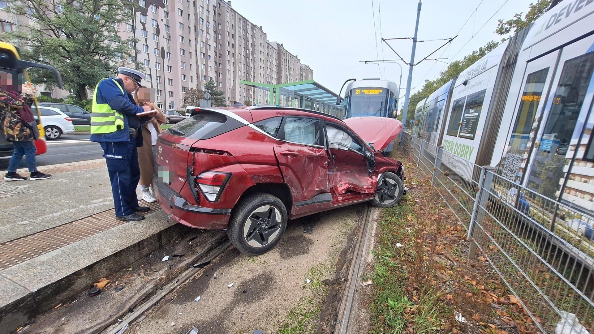 Wypadek samochodu i tramwaju we Wrocławiu