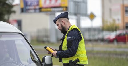 Czy "badanie" wirtualnym alkomatem wystarczy, by wsiąść za kierownicę?