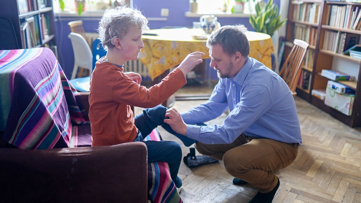 Zbigniew Kasprzyk, tłumacz z kilku języków, opiekuje się synem Karolem