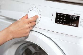 Wysyp do bębna w pralce. Pozbędziesz się pleśni oraz brudu