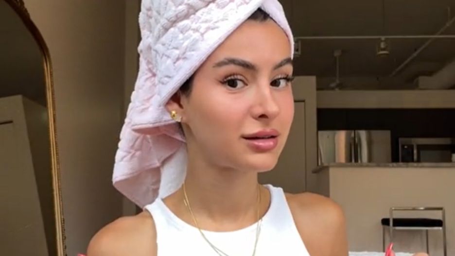Dlaczego nie powinno się trzymać mokrych włosów w turbanie? 