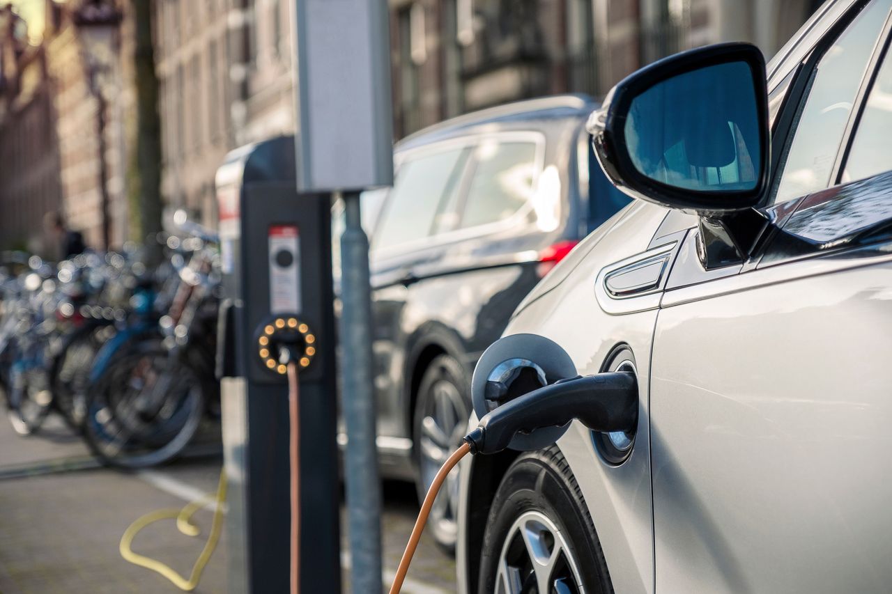 Samochody elektryczne w upale. Czy gorzej sobie radzą niż auta spalinowe?