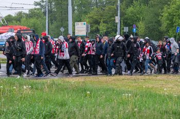 PKO BP Ekstraklasa. Kibice Cracovii przyjechali do Lublina w komplecie. Przemarsz fanów Pasów na Motor Lublin Arenę