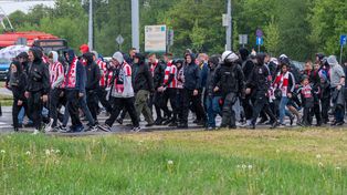 PKO BP Ekstraklasa. Kibice Cracovii przyjechali do Lublina w komplecie. Przemarsz fanów Pasów na Motor Lublin Arenę