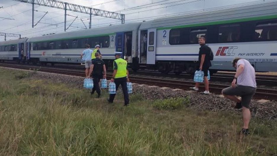 Policjanci donosili pasażerom wodę