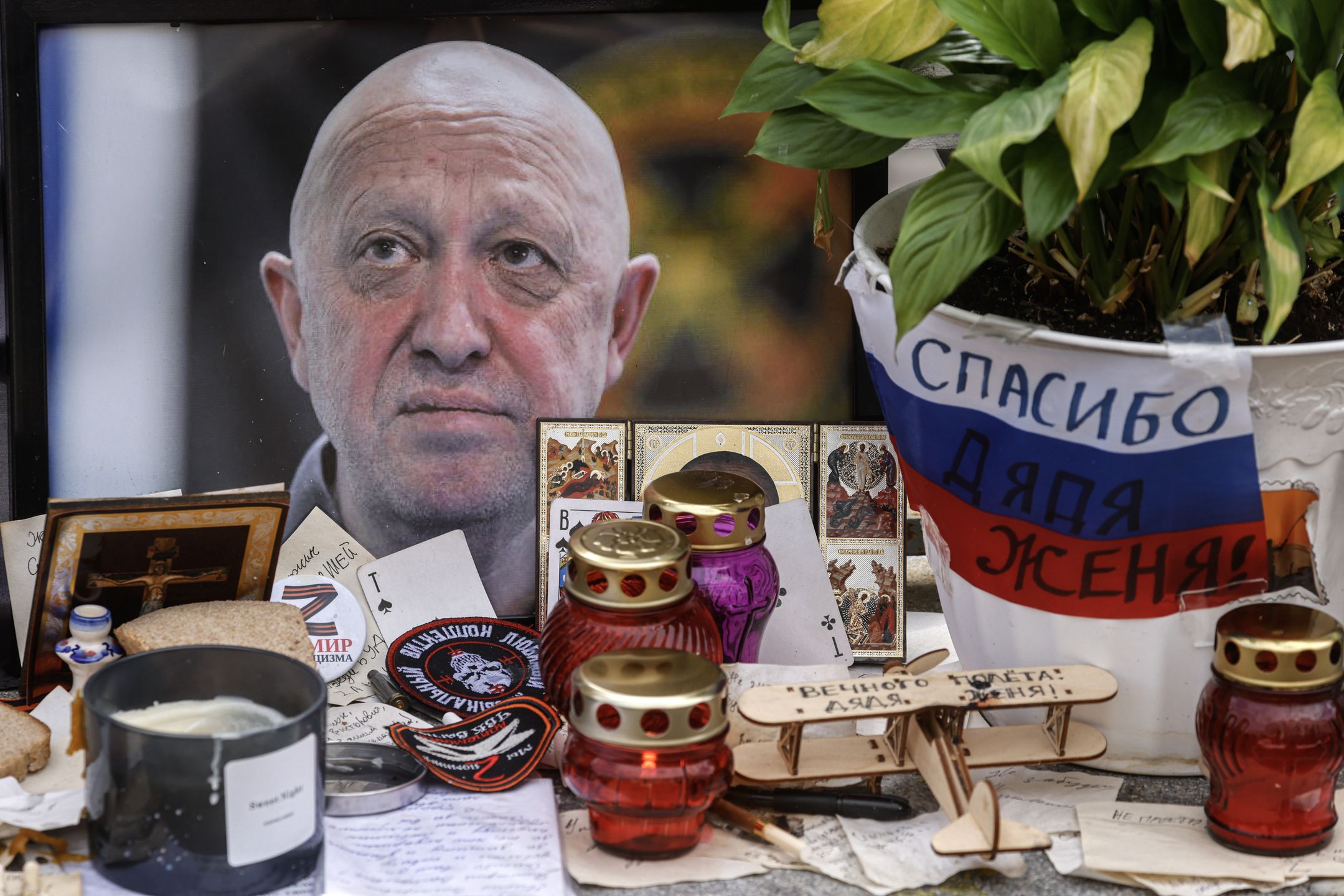 epaselect epa10837725 A portrait of Wagner Group chief Yevgeny Prigozhin is displayed next to a sign reading 'Thank you uncle Zhenya' at an informal memorial in his tribute in Moscow, Russia, 03 September 2023. Yevgeny Prigozhin was buried on 29 August near his father's grave during a quiet ceremony at the Porokhov cemetery on the outskirts of St. Petersburg, despite heightened security at the Serafimovskoe Cemetery, where his burial was allegedly expected to take place. Russian authorities on 27 August confirmed that Prigozhin died along with nine others in the crash of an aircraft in the Tver region of Russia on 23 August 2023. EPA/SERGEI ILNITSKY Dostawca: PAP/EPA.