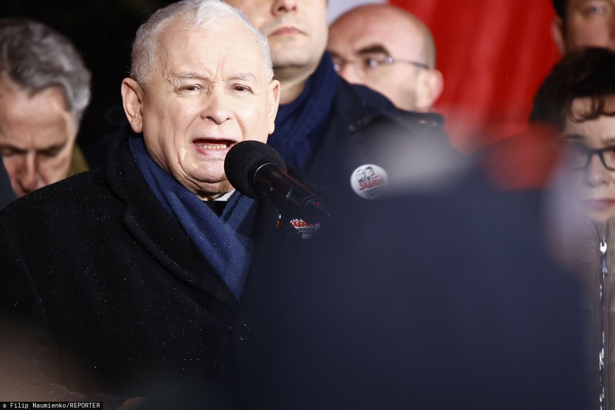 "Walka nie będzie łatwa". Kaczyński apelował przed kancelarią premiera