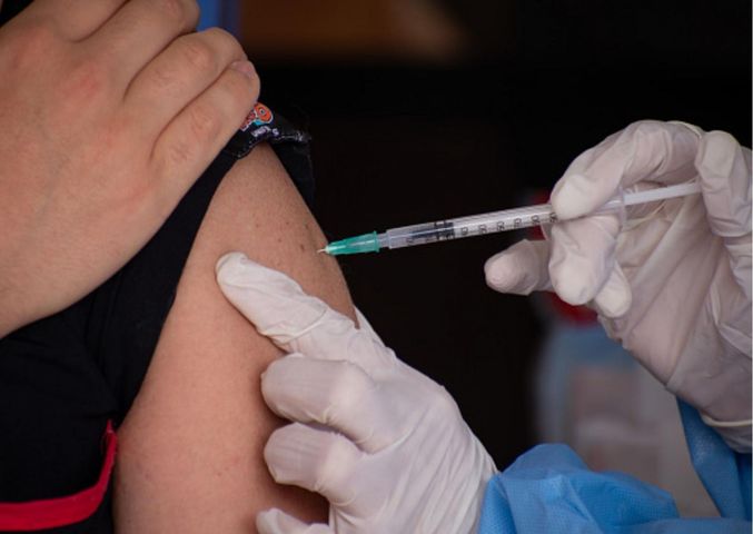 Wariant Delta obniżył skuteczność szczepionek z 95 proc. do 65 proc. Badania z udziałem pracowników ochrony zdrowia