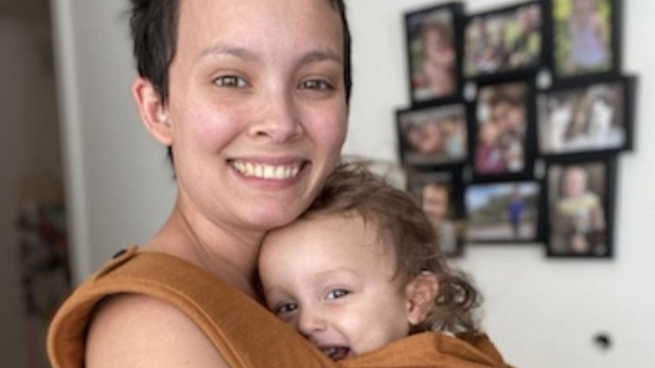 Młoda mama pozwala swoim dzieciom niemal na wszystko.