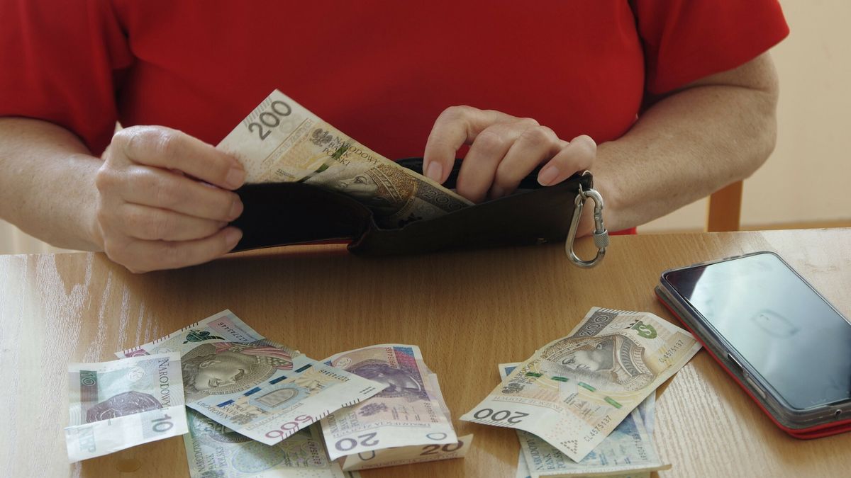 Stock Marek Bazak
Fot. Zofia i Marek Bazak/East News
N/z liczenie domowego budzetu - problemy finansowe w roku 2023.
ZOFIA BAZAK