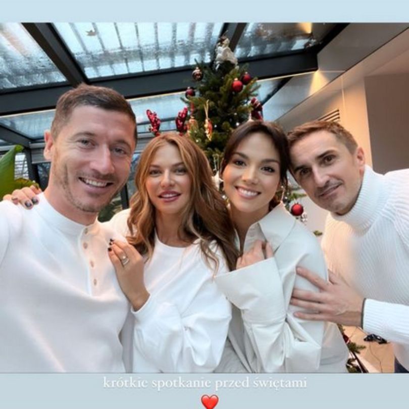 Anna i Robert Lewandowscy gotowi na Wigilię. Zapozowali z córkami przy choince