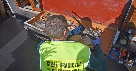 Arsenał broni i amunicji ujawniony przez Straż Graniczną. 54-latek w mieszkaniu posiadał sprzęt gotowy do użytku