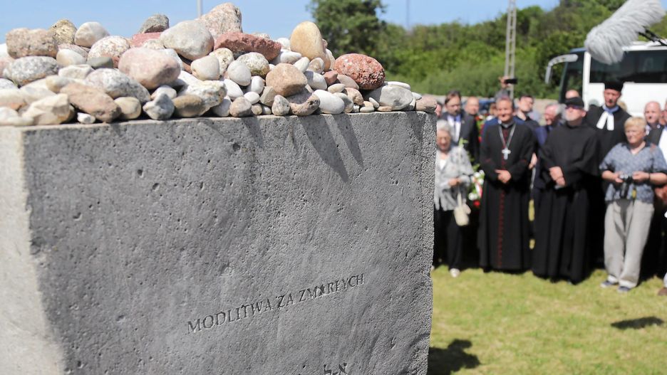 IPN przyjął trzy hipotezy dotyczące zbrodni w Jedwabnem. 