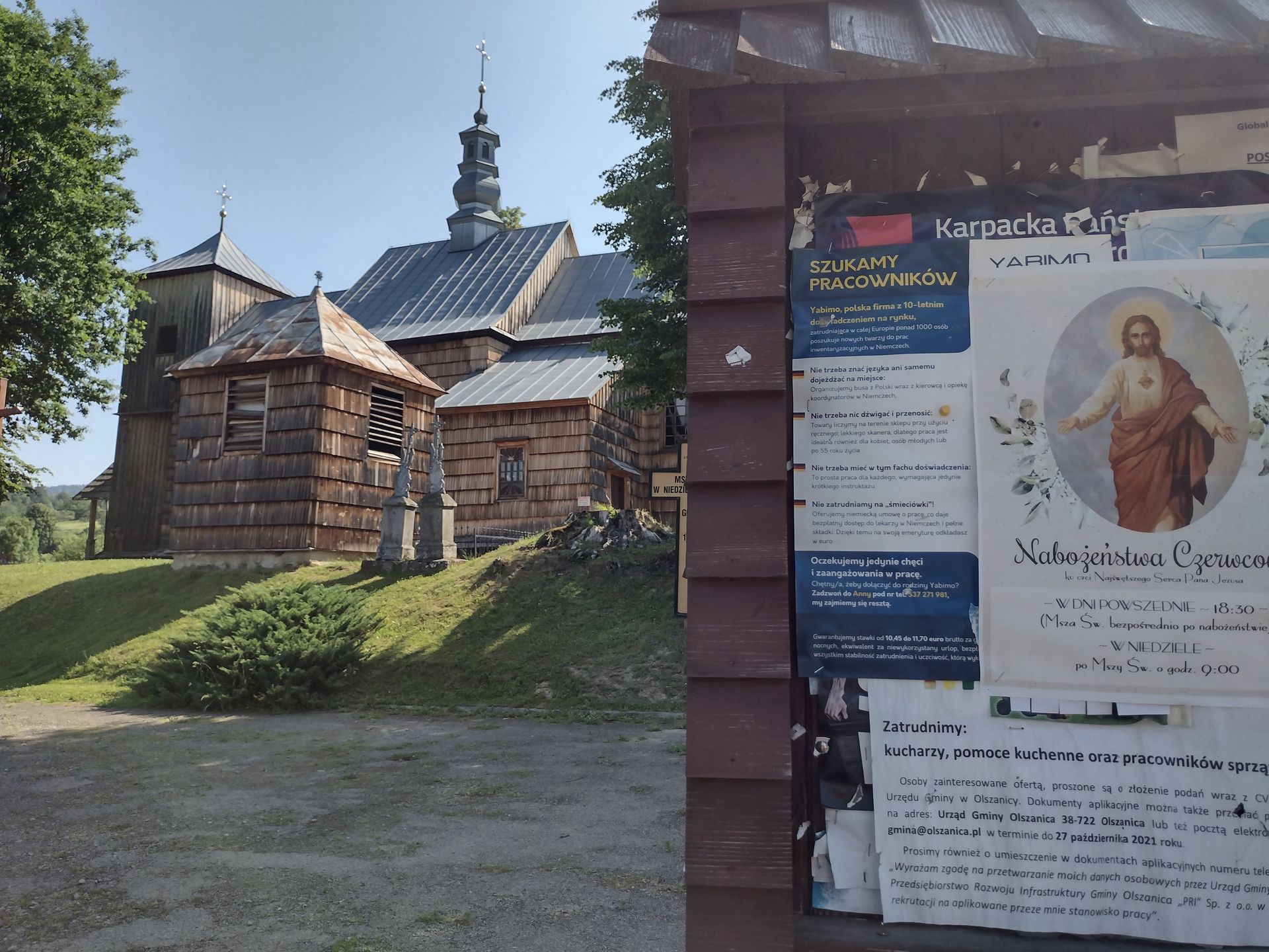 Zadbana cerkiew i wiejska tablica ogłoszeń. Na Podkarpaciu brakuje rąk do pracy.